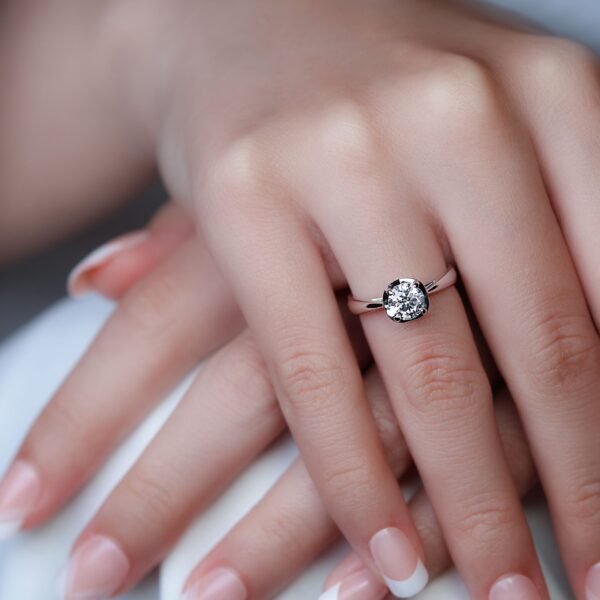 טבעת סוליטר יהלום טבעי עגול מבריק קלאסית 0.90 קראט בזהב לבן 18 קראט