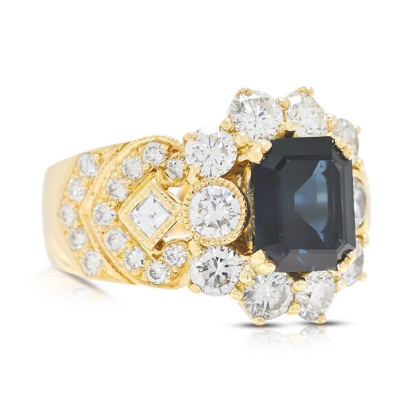 טבעת ספיר כחול ויהלומים במשקל כולל 3.35 קראט בזהב צהוב 18 קראט