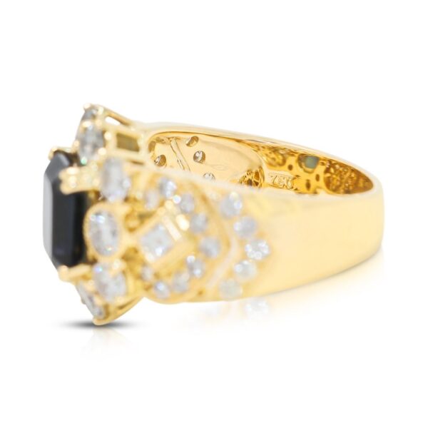 טבעת ספיר כחול ויהלומים במשקל כולל 3.35 קראט בזהב צהוב 18 קראט