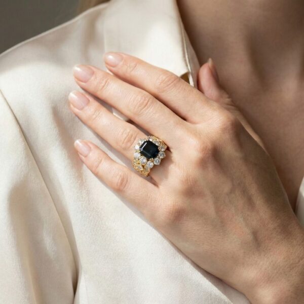 טבעת ספיר כחול ויהלומים במשקל כולל 3.35 קראט בזהב צהוב 18 קראט