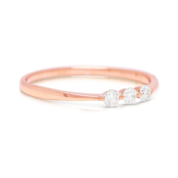 טבעת אלגנטית עם שלושה יהלומים טבעיים במשקל 0.15 קראט בזהב ורוד 18 קראט