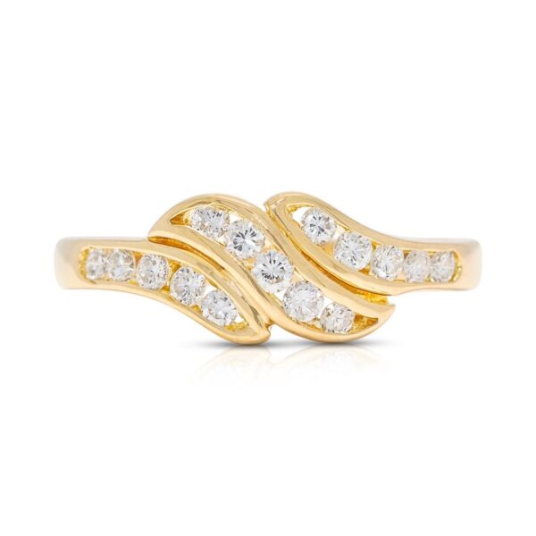 טבעת גל יהלומים אלגנטית 0.18 קראט בזהב צהוב 18K