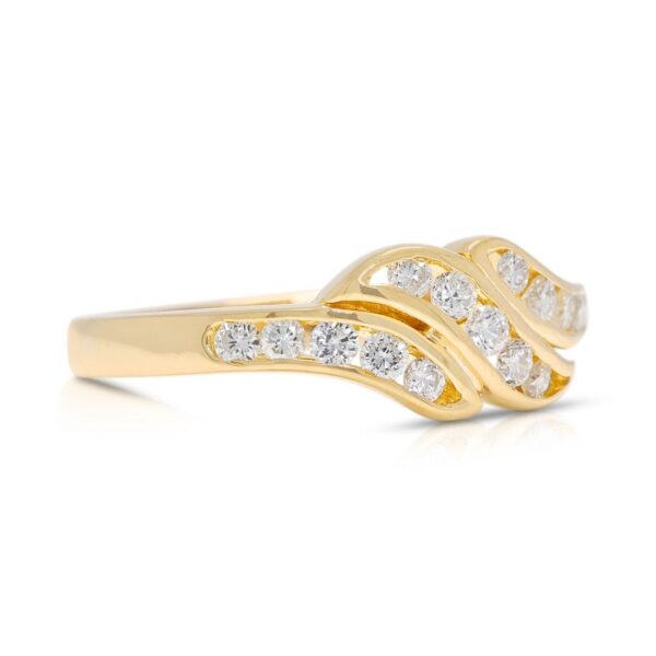 טבעת גל יהלומים אלגנטית 0.18 קראט בזהב צהוב 18K