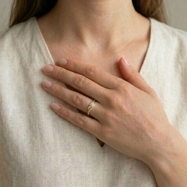 טבעת גל יהלומים אלגנטית 0.18 קראט בזהב צהוב 18K