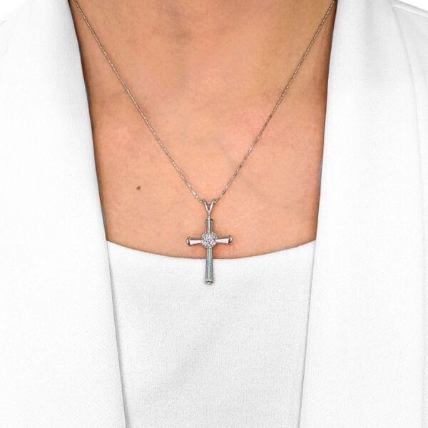 תליון צלב אלגנטי מזהב לבן 18 קראט, משובץ יהלום טבעי במשקל 0.18 קרט