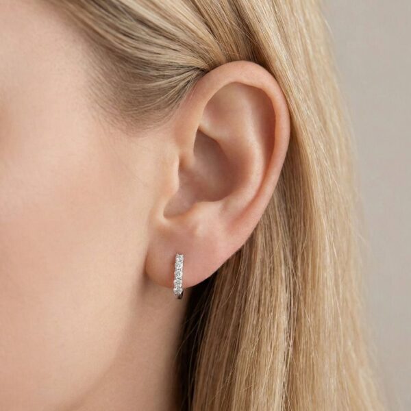 עגילי חישוק חצי יהלום אלגנטיים במשקל 0.20 קראט בזהב לבן 18 קראט (חדשים-לא נענדו)