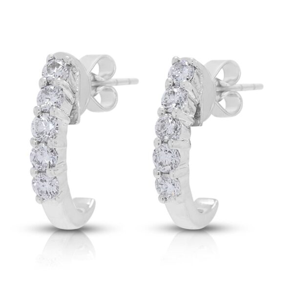 עגילי חישוק חצי יהלום אלגנטיים במשקל 0.20 קראט בזהב לבן 18 קראט (חדשים-לא נענדו)