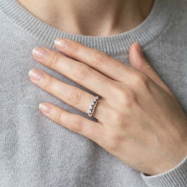 טבעת אלגנטית חמישה יהלומים טבעיים במשקל 0.27 קראט, בזהב לבן 18 קראט