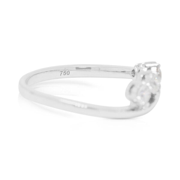 טבעת אלגנטית חמישה יהלומים טבעיים במשקל 0.27 קראט, בזהב לבן 18 קראט