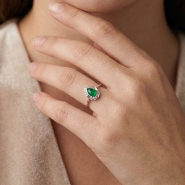 טבעת הילה אלגנטית אמרלד ויהלומים 0.34 קראט בזהב לבן 18 קראט