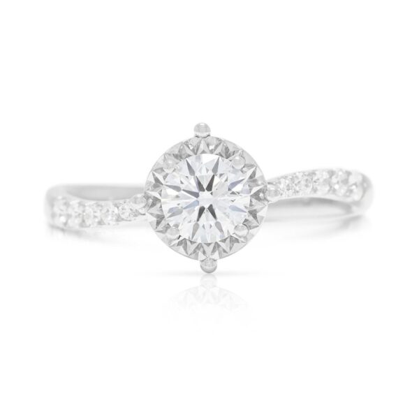 טבעת הילה אלגנטית משובצת יהלום טבעי במשקל 0.56 קראט בזהב לבן 18 קראט - מתועדת GIA