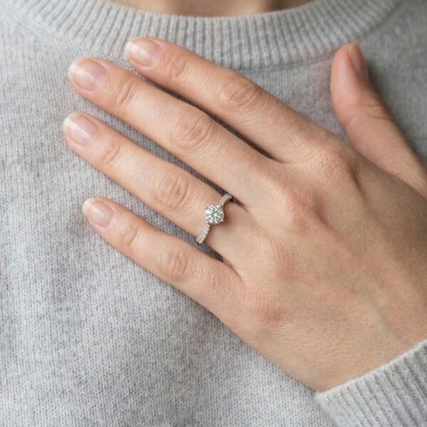 טבעת הילה אלגנטית משובצת יהלום טבעי במשקל 0.56 קראט בזהב לבן 18 קראט - מתועדת GIA