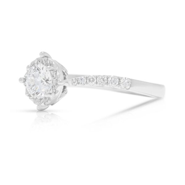 טבעת הילה אלגנטית משובצת יהלום טבעי במשקל 0.56 קראט בזהב לבן 18 קראט - מתועדת GIA