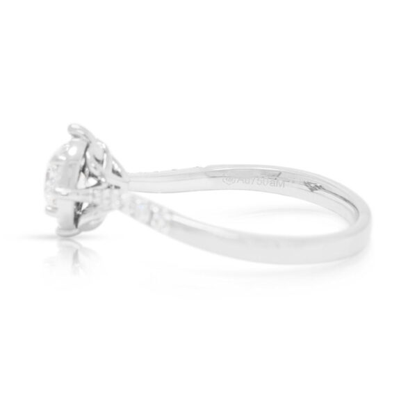 טבעת הילה אלגנטית משובצת יהלום טבעי במשקל 0.56 קראט בזהב לבן 18 קראט - מתועדת GIA