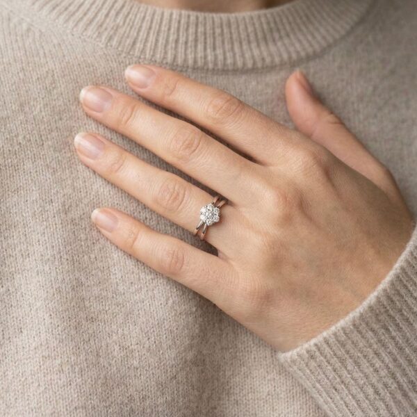 טבעת אשכול פרחונית מהודרת מיהלום טבעי במשקל 0.60 קראט בזהב לבן 18 קראט