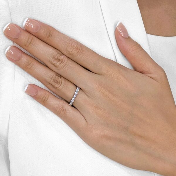 טבעת פס יהלומים אלגנטית 0.66ct בזהב לבן 18K