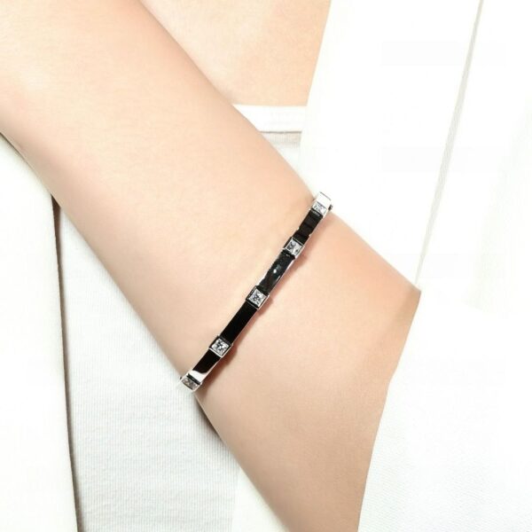 צמיד קשיח אלגנטי מזהב לבן 18K, משובץ יהלומים טבעיים במשקל 0.9ct