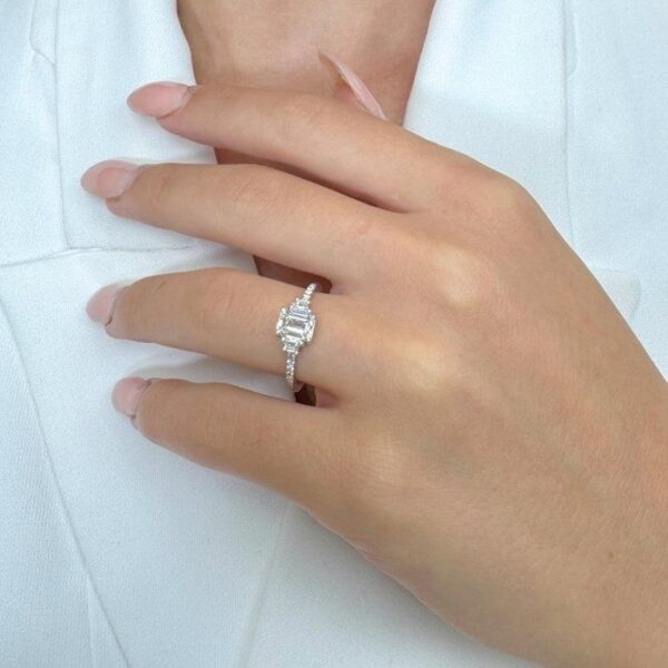 טבעת שלושה יהלומים יוקרתית במשקל 1.16 קראט בזהב לבן 18 קראט - מתועדת GIA