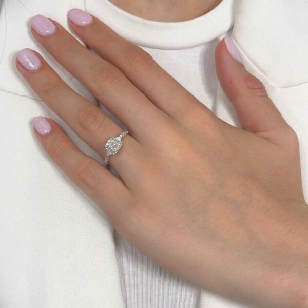 טבעת שלושה יהלומים אלגנטית במשקל 1.33 קראט בזהב לבן 18 קראט - מתועדת IGI