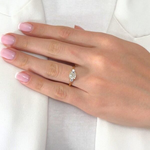 טבעת שלושה יהלומים אלגנטית בזהב צהוב 18 קראט, משובצת יהלומים במשקל כולל של 1.35 קרט - מתועדת IGI