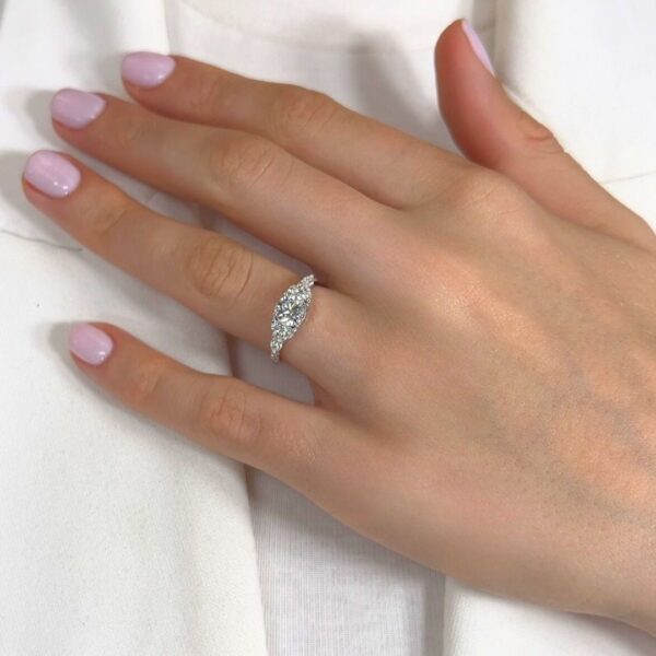 טבעת יהלומים אלגנטית במשקל 1.38 קרט בזהב לבן 18 קראט - מתועדת GIA