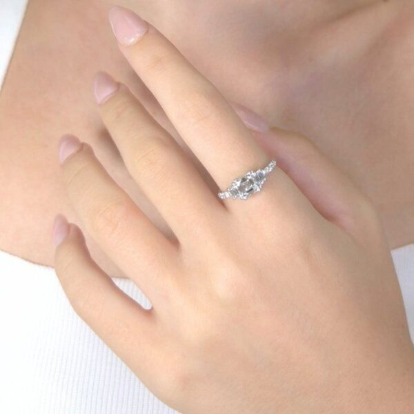 טבעת יוקרתית שלושה יהלומים במשקל 1.48 קרט, בזהב לבן 18 קראט - מתועדת GIA