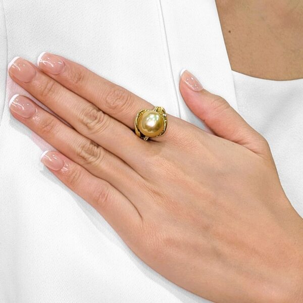 טבעת נוכחות אלגנטית עם פנינה זוהרת ודיאמנטים במשקל 15.17ct בזהב צהוב 18k - (חדשה ולא נענדה)