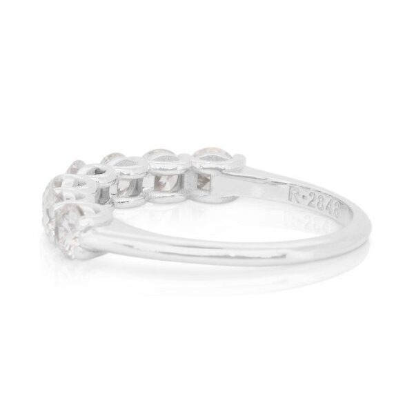 טבעת יהלומים מהודרת משובצת 7 אבנים במשקל 1.51 קרט בזהב לבן 18 קראט - מתועדת על ידי IGI