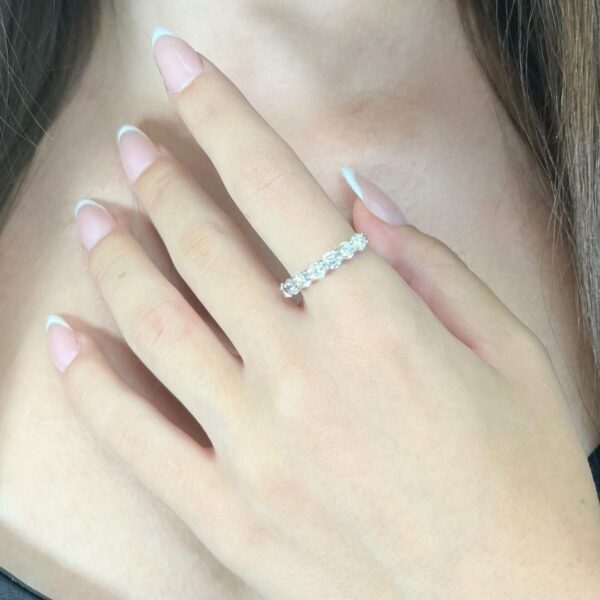 טבעת יהלומים מהודרת משובצת 7 אבנים במשקל 1.51 קרט בזהב לבן 18 קראט - מתועדת על ידי IGI