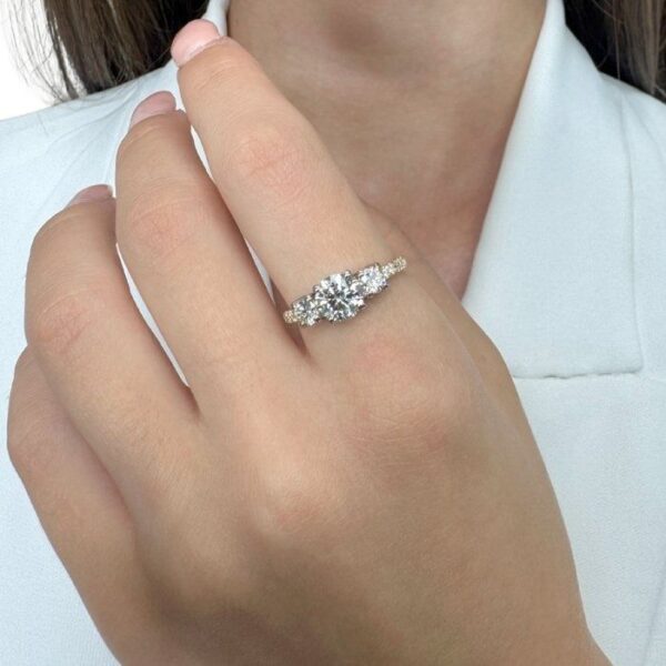 טבעת שלושה יהלומים אלגנטית 1.55ct בזהב 18k צהוב ולבן - מתועדת IGI