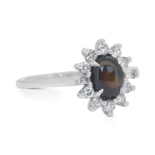 טבעת הילה אלגנטית מספיר כוכב 1.58 קראט ויהלומים בזהב לבן 14 קראט - מתועדת IGI