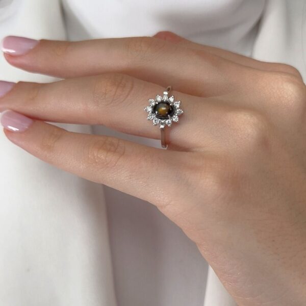 טבעת הילה אלגנטית מספיר כוכב 1.58 קראט ויהלומים בזהב לבן 14 קראט - מתועדת IGI