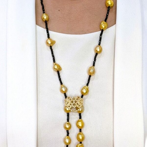 שרשרת אלגנטית עם פנינת ים הדרום, אוניקס שחור & יהלום טבעי 0.40 קראט בזהב צהוב 18 קראט