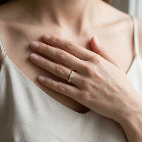 טבעת מעצימה בשיבוץ בזל עם יהלום טבעי 0.64ct בחיתוך עגול ופרינסס בזהב צהוב 18K