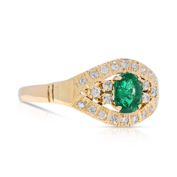 טבעת אשכול קוסמת מזהב ורוד 14K, משובצת יהלומים טבעיים ואמרלד אובלי במשקל 0.42 קראט