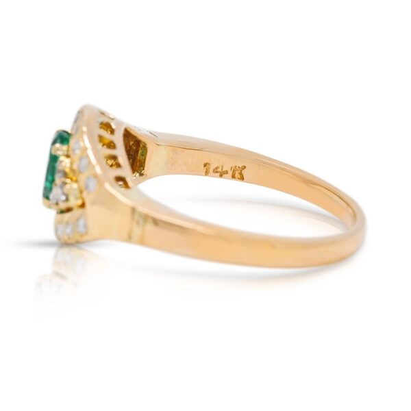 טבעת אשכול קוסמת מזהב ורוד 14K, משובצת יהלומים טבעיים ואמרלד אובלי במשקל 0.42 קראט