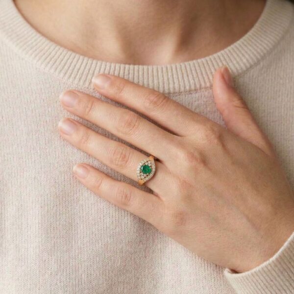 טבעת אשכול קוסמת מזהב ורוד 14K, משובצת יהלומים טבעיים ואמרלד אובלי במשקל 0.42 קראט