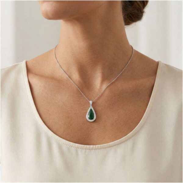 תליון שובה לב מיהלום טבעי במשקל 0.44 קראט וירקן ירוק בחיתוך אגס בזהב לבן 18 קראט