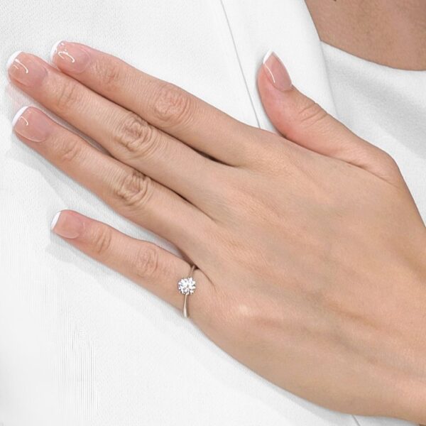 טבעת סוליטר יהלום טבעי 0.75 קראט מרהיבה מזהב לבן 18K מבית JANNPAUL - מתועדת AGS