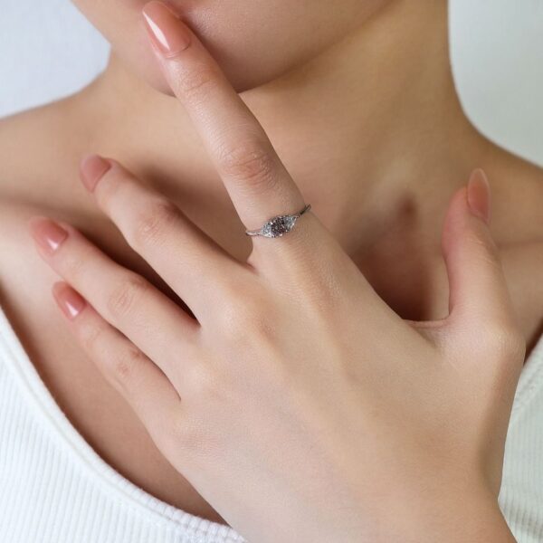 טבעת שלושה יהלומים מרהיבה בזהב לבן 18 קראט, משובצת יהלומים במשקל כולל של 0.78 קרט – מתועדת GIA.