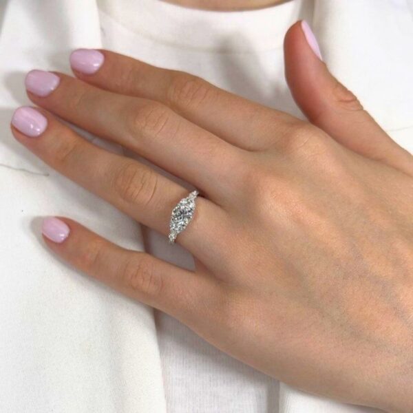 טבעת פאווה מרהיבה משובצת יהלומים 1.42ct בזהב לבן 18k - מתועדת IGI