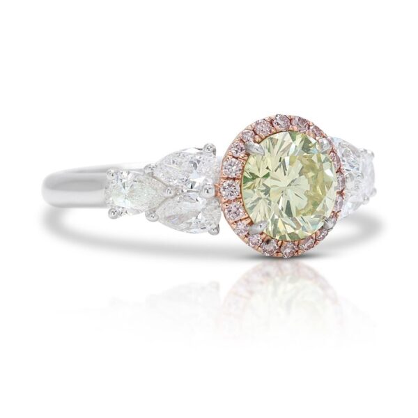 טבעת פאווה יהלומים מרהיבה במשקל 1.53 קראט עם יהלומי צד בזהב לבן 18 קראט