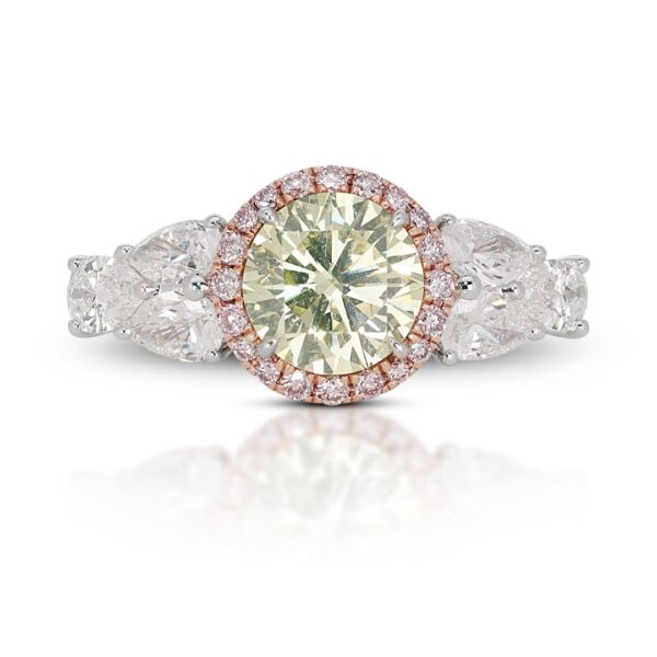 טבעת פאווה יהלומים מרהיבה במשקל 1.53 קראט עם יהלומי צד בזהב לבן 18 קראט