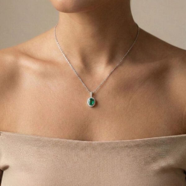 תליון יוקרתי 1.58 קראט אמרלד ויהלומים בעיצוב הילה ארכיטקטוני מזהב לבן 18 קראט (חדש ולא נענד)