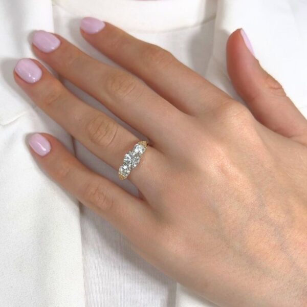 טבעת יהלומים מרהיבה עם שלושה יהלומים במשקל 2.04 קראט, בזהב 18 קראט צהוב ולבן - מתועדת IGI