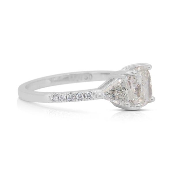 טבעת יהלומים מרהיבה בעיצוב שלושה יהלומים במשקל 2.31 קראט בזהב לבן 18 קראט - מתועדת IGI