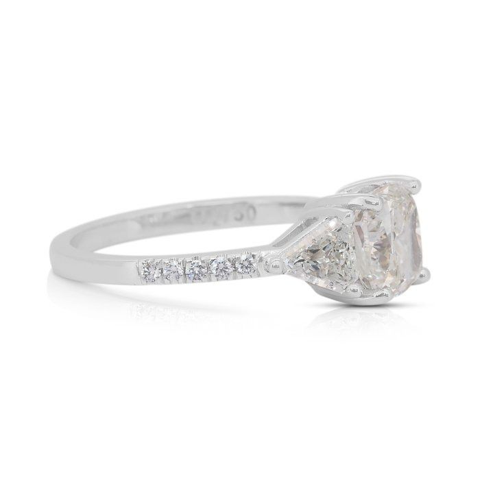 טבעת יהלומים מרהיבה בעיצוב שלושה יהלומים במשקל 2.31 קראט בזהב לבן 18 קראט - מתועדת IGI – תמונה 3