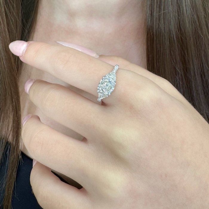 טבעת יהלומים מרהיבה בעיצוב שלושה יהלומים במשקל 2.31 קראט בזהב לבן 18 קראט - מתועדת IGI – תמונה 2