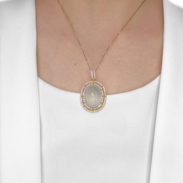 תליון יוקרתי מג'ייד קרח 30 קראט ויהלום טבעי 1.3 קראט בזהב צהוב 18 קראט (חדש) - NGI מתועדת