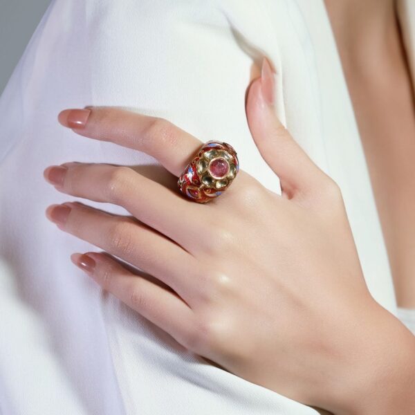 טבעת יוקרתית משובצת רובי 3 קראט ויהלומים עגולים בחיתוך בריליאנט, בזהב לבן 9K